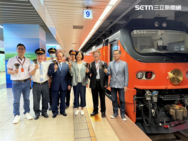 全台首創移動畢典！中興大學超E生嗨搭鳴日廚房列車，交通部觀光署長陳玉秀、台鐵董事長鄭光遠、雄獅旅遊總經理黃信川、中興大學校長詹富智及師生代表，共同搖響火車搖鈴。（圖／記者李育道攝影）