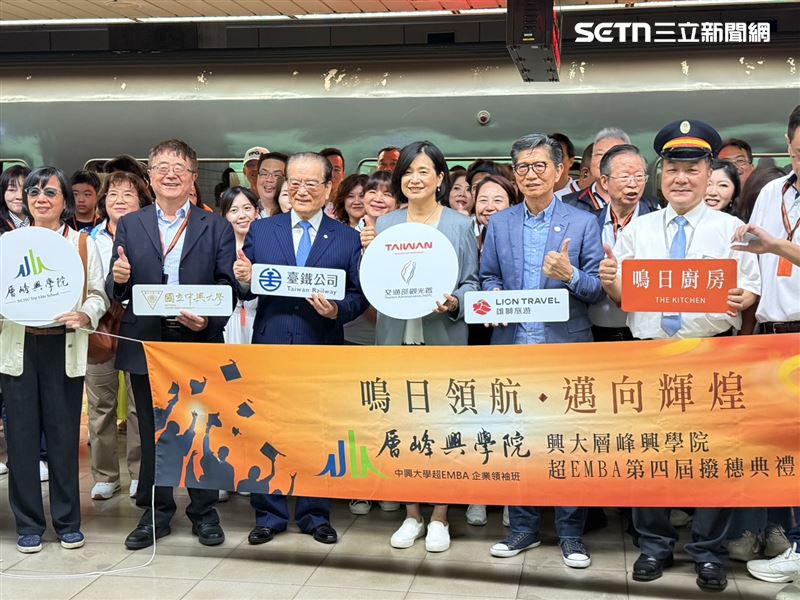 觀光署署長陳玉秀、台鐵董事長鄭光遠、雄獅總經理黃信川與中興大學校長詹富智及師生一同在南港車站合影。（圖／記者李育道攝影）