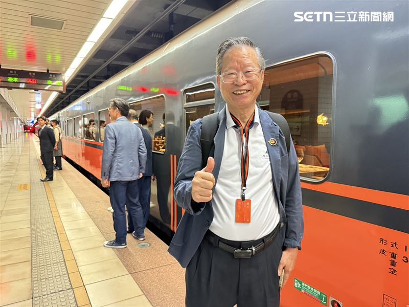 華新醫材集團董事長鄭永柱已經高齡78歲，仍不斷精進自己，參加超E學程，此次移動畢業典禮，讓他相當興奮。（圖／記者李育道攝影）