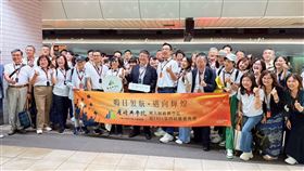 全台首創移動畢典！中興大學超E生嗨搭鳴日廚房列車　兩天一夜4萬起跳，交通部觀光署長陳玉秀、台鐵董事長鄭光遠、雄獅旅遊總經理黃信川、中興大學校長詹富智及師生代表，共同搖響火車搖鈴。（圖／記者李育道攝影）
