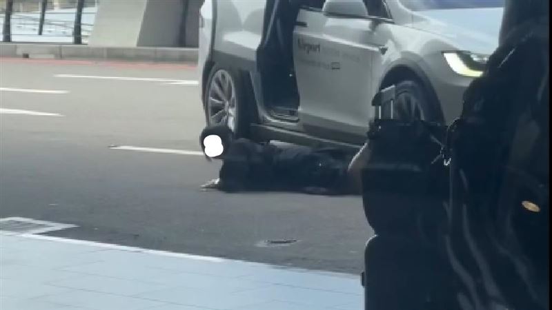 特斯拉違規載客，女乘客被甩下車摔傷腿部。（圖／Threads@ysx.tw_47授權提供）