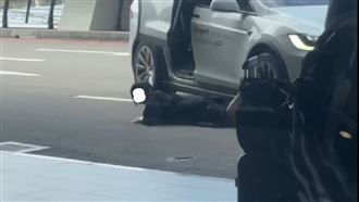 特斯拉拒檢撞警！女乘客「癱軟爬行」逃生