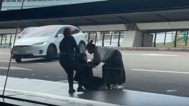 特斯拉違規載客，女乘客被甩下車摔傷腿部。（圖／Threads@ysx.tw_47授權提供）