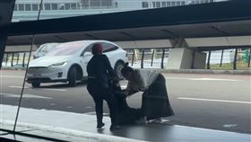 桃園國際機場,白牌車,黃牛,計程車,保大,盤查,開槍。（圖／Threads@ysx.tw_47授權提供）