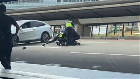 桃園國際機場,白牌車,黃牛,計程車,保大,盤查,開槍。（圖／Threads@ysx.tw_47授權提供）