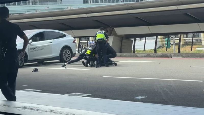 特斯拉違規載客拒檢，司機遭警方壓制逮捕。（圖／Threads@ysx.tw_47授權提供）