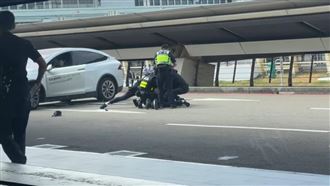 桃機拒檢衝撞遭轟8槍！特斯拉男15萬交保