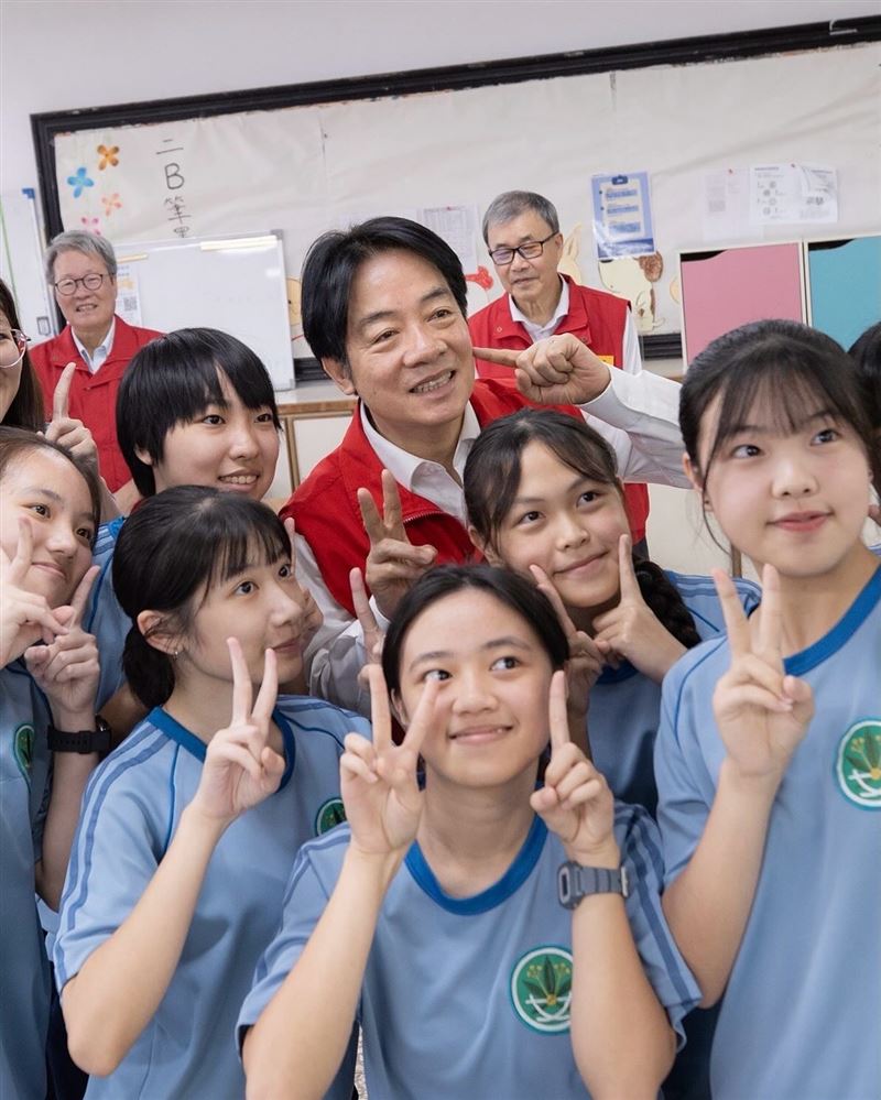 賴清德與蘭陽女中學生合照。（圖／翻攝自賴清德IG）