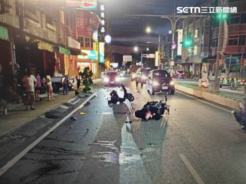 機車遭受猛力撞擊車體對折成V字形，33歲騎士傷重不治。（圖／翻攝畫面）