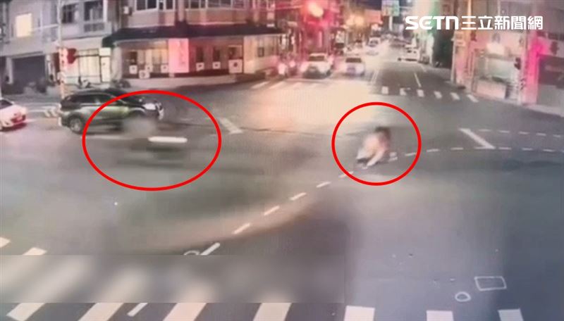 機車騎士路口違規左轉，與對向搶黃燈的大型重機發生碰撞。（圖／翻攝畫面）