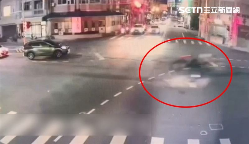 機車騎士路口違規左轉，與對向搶黃燈的大型重機發生碰撞。（圖／翻攝畫面）