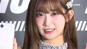 電信業者請到啦啦隊女神李珠珢到場，和民眾面對面互動，而電信業者除了有新機優惠