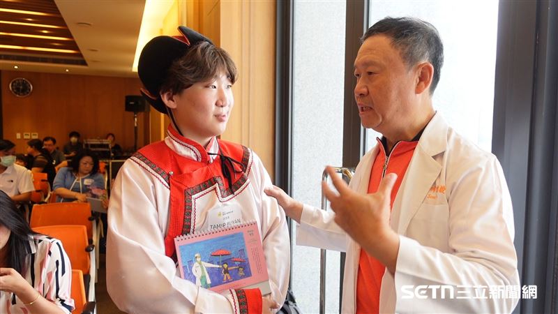 羅綸洲醫師日前出席《未來的我》2026公益桌曆頒獎典禮,看到自己曾親自手術的Tom遠從蒙古來台領獎,他特別以英文親切向孩子打招呼,並給予溫暖鼓勵。這讓Tom既驚喜又感動,萬萬沒想到能在台灣見到改變自己人生的醫師,且兩人還能用英文自然對話,讓他感受到格外的親切與深刻連結。(圖/記者張雅筑攝)