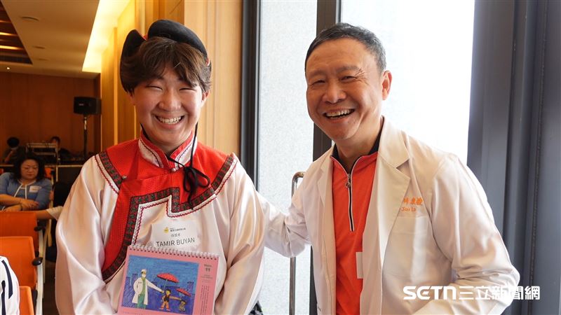 羅綸洲醫師大大地鼓勵Tom,也非常開心可以在台灣看到自己到海外義診治療的孩子,同時他也強調和呼籲大眾,唇腭裂的孩子不該被貼標籤,他們經過治療是可以和一般孩子一樣的,發展甚至也能很突出。成長過程難免遭遇挫折,這時家庭和周遭的愛與關懷就很重要了!(圖/記者張雅筑攝)