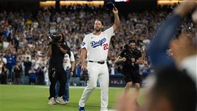 道奇強投柯蕭（Clayton Kershaw）在全場歡呼下退場。（圖／美聯社／達志影像）
