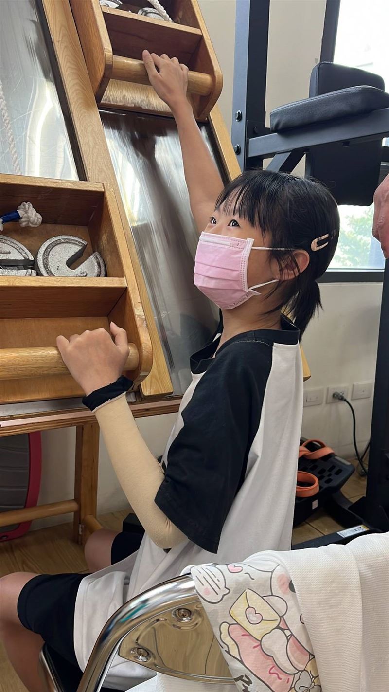 幂幂(化名)全身21%面積燒傷，經過心理輔導後現能展現疤痕在舞台上熱舞。(圖／陽光基金會提供）