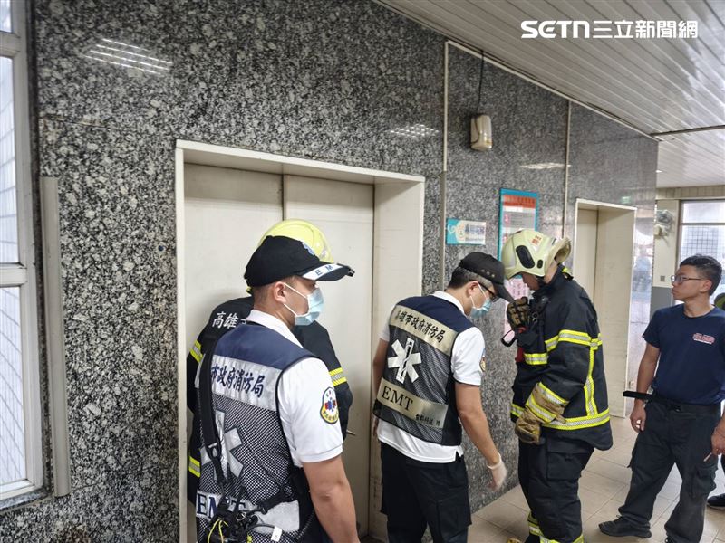 高雄市消防局獲報到場協助，24人脫困後皆無需送醫。（圖／翻攝畫面）
