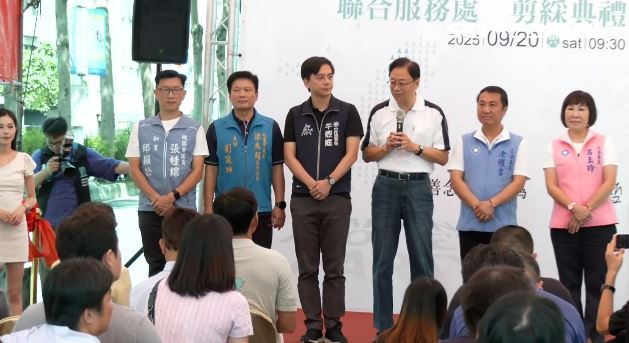 張善政（右3）率藍委出席劉書彬暨民眾黨桃園市黨部聯合服務處剪綵典禮。（圖／翻攝畫面）