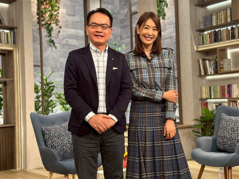 賈永婕跟鄭弘儀合照。(圖/三立提供)