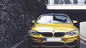 女友坦承前任送她一輛BMW，讓男友隨即閉上嘴巴。（示意圖／Pixabay）