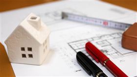 一名人妻抱怨，買房、買車、婚宴、蜜月、懷孕所有費用都是她在出錢，老公只負責自己的電話費和餐費，還跑去偷偷買了其他預售屋。（示意圖／翻攝自photoAC）