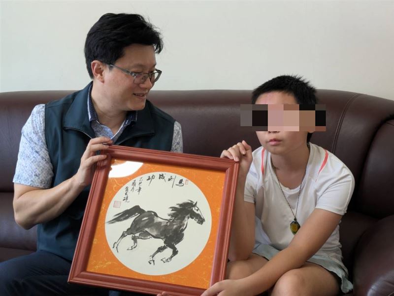 徐健麟（左）撰寫二幅字畫鼓勵小如（右）平安健康成長，學業與未來發展都能馬到成功。（圖／台南市政府提供）