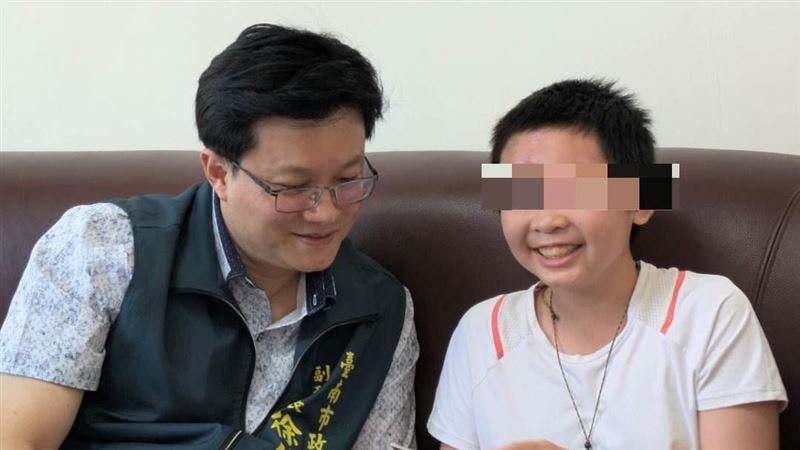 12歲女童遭鐵條插入顱內康復　南市府送暖