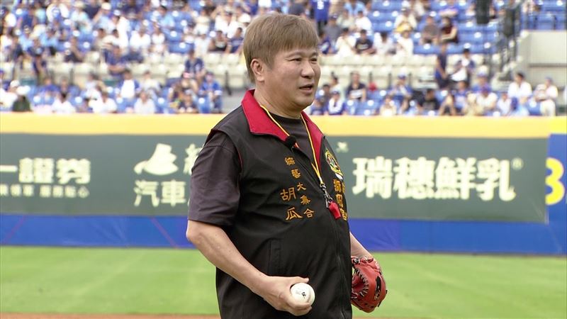 胡瓜挑戰開球。（圖／民視提供）