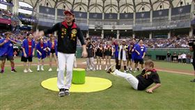 胡瓜當場慘摔在地。（圖／民視提供）