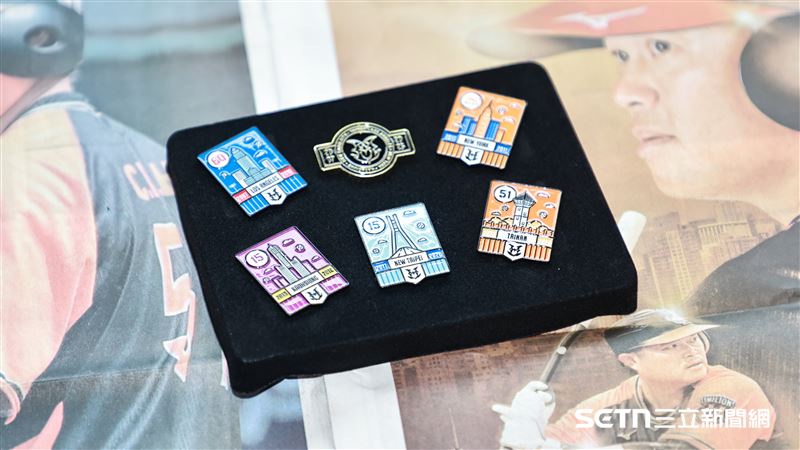 胡金龍引退紀念徽章。（圖／記者劉彥池攝影）