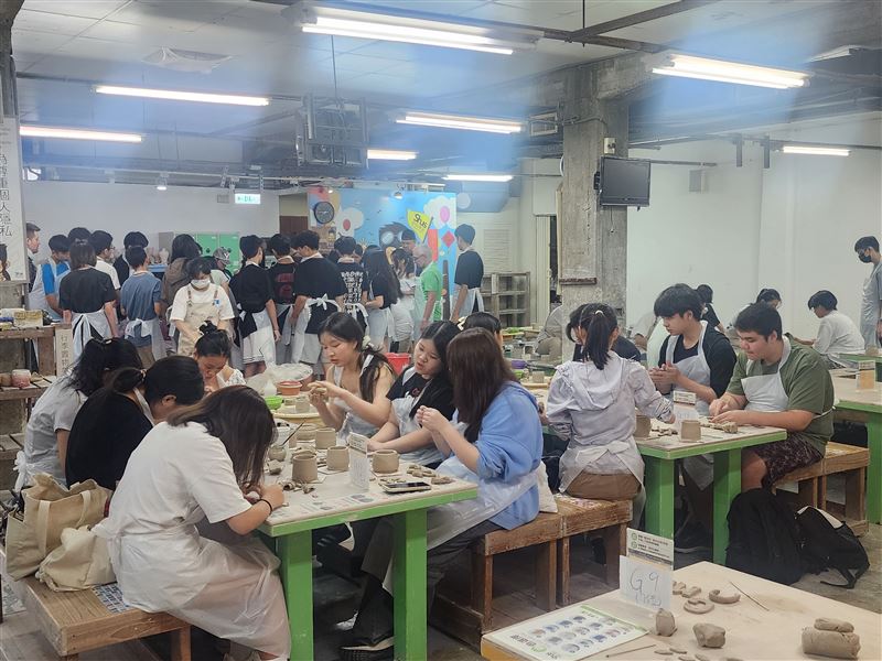 台灣第一條鶯歌老街不一樣了！陶瓷年輕世代注入活水　老外感動大呼過癮。（圖／記者鍾志鵬攝影）