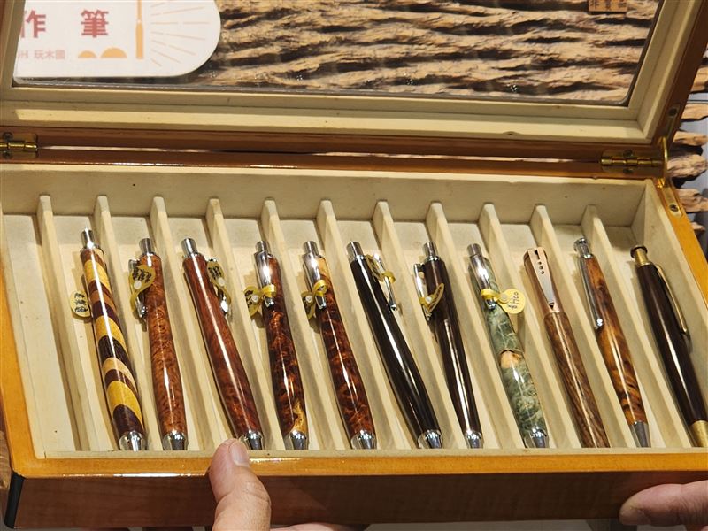 台灣第一條鶯歌老街不一樣了！陶瓷年輕世代注入活水　老外感動大呼過癮。圖為鶯歌木製鋼筆，不輸美國總統川普跟南韓總統李在明要的那一枝木製鋼筆。（圖／記者鍾志鵬攝影）