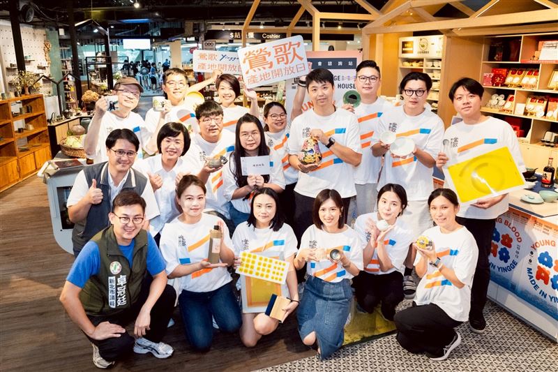 台灣第一條鶯歌老街不一樣了！陶瓷年輕世代注入活水　老外感動大呼過癮。圖為在地年輕人接班或創業為鶯歌老街注入活水。圖 第一排左1為新北市議員卓冠廷、第二排左2為立委 蘇巧慧。（圖／立委蘇巧慧辦公室提供）