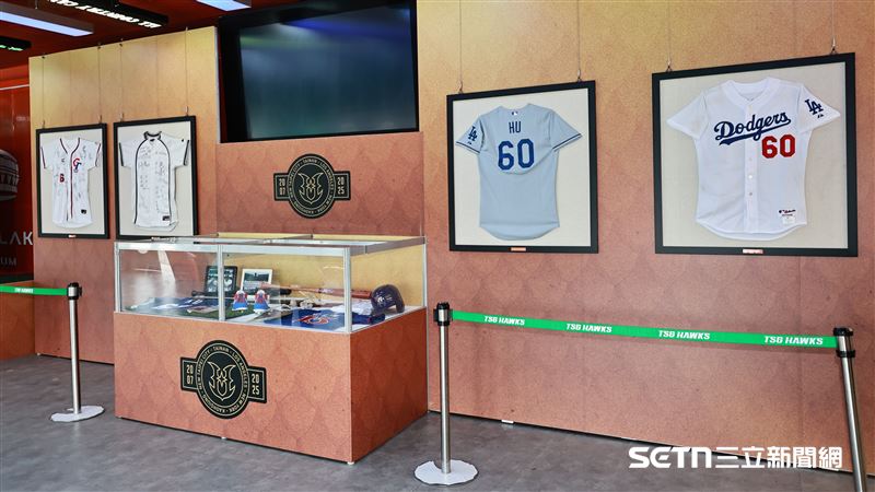胡金龍引退賽，澄清湖棒球場2樓展示職業生涯各時期球衣。（圖／記者劉彥池攝影）