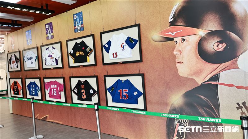 胡金龍引退賽，澄清湖棒球場2樓展示職業生涯各時期球衣。（圖／記者劉彥池攝影）