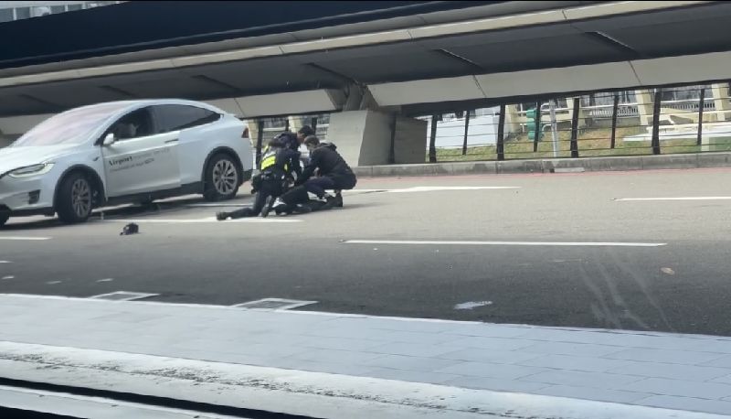 航警局員警20日上午在桃園機場外攔查違規攬客業者時遭駕駛拒檢、衝撞，警方連開8槍制止，於現場壓制逮捕駕駛。（圖／中央社）