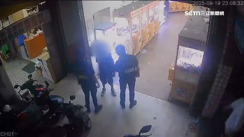 警察與年輕男子起口角