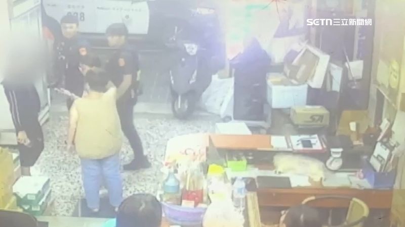 男子疑不滿遭警盤查當街挑釁