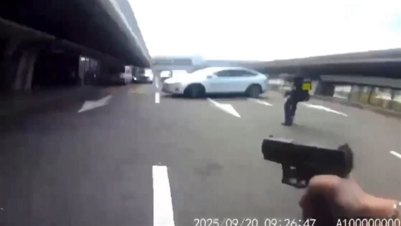 蔡男駕駛租賃的特斯拉違規載客，拒檢又衝撞警遭轟8槍。（圖／翻攝畫面）