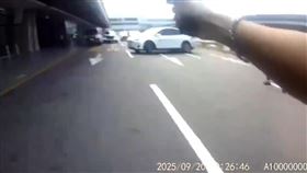 桃園機場,違規纜車,白牌車,特斯拉,開槍,保大。（圖／翻攝畫面）