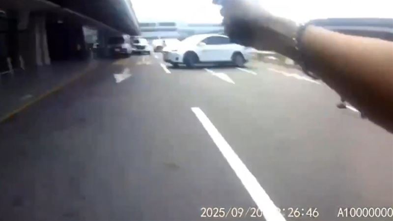 蔡男駕駛租賃的特斯拉違規載客，拒檢又衝撞警遭轟8槍。（圖／翻攝畫面）