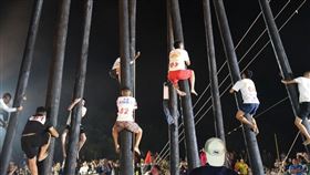 ▲選手在限時內挑戰攀爬飯棚，緊張刺激不輸傳統搶孤。（圖／翻攝自宜蘭大小事臉書）