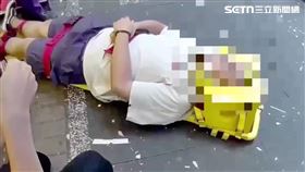 北市西門町驚傳墜樓事件，1名年輕男子擦玻璃時從2樓失足跌至地面。（圖／翻攝畫面）