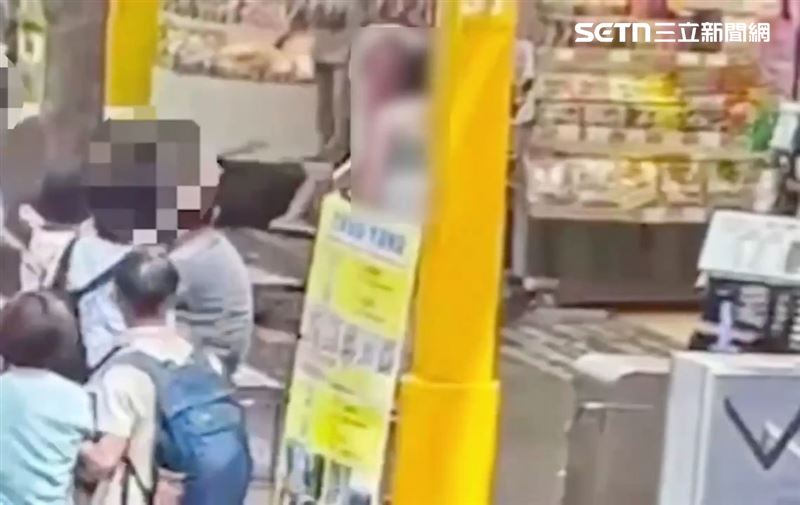 北市西門町驚傳墜樓事件，1名年輕男子擦玻璃時從2樓失足跌至地面。（圖／翻攝畫面）