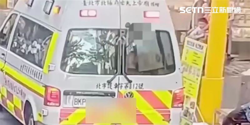 北市西門町驚傳墜樓事件，1名年輕男子擦玻璃時從2樓失足跌至地面。（圖／翻攝畫面）