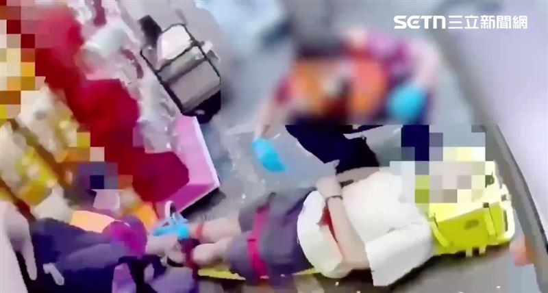 北市西門町驚傳墜樓事件，1名年輕男子擦玻璃時從2樓失足跌至地面。（圖／翻攝畫面）