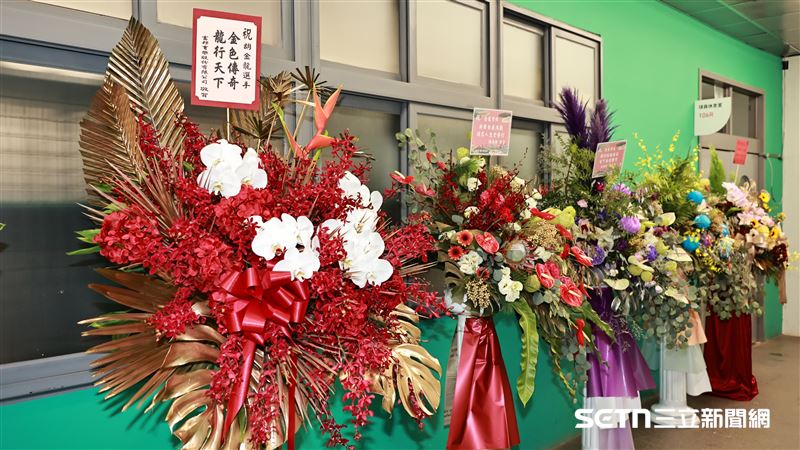 胡金龍引退賽　前東家送花籃有「藏頭詩」