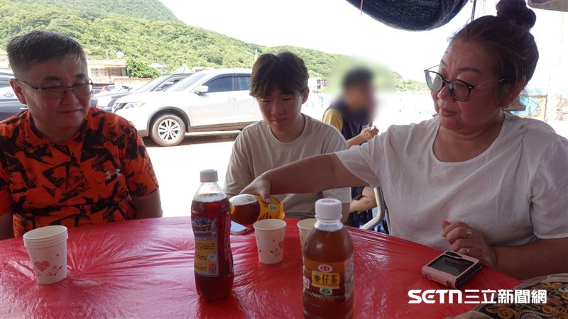 記者拿了三瓶台灣特有的罐裝飲料給Tom一家嚐試,包括:蘋果西打、黑松沙士和麥仔茶,媽媽迫不急待地開瓶倒飲料挑戰。(圖/記者張雅筑攝)