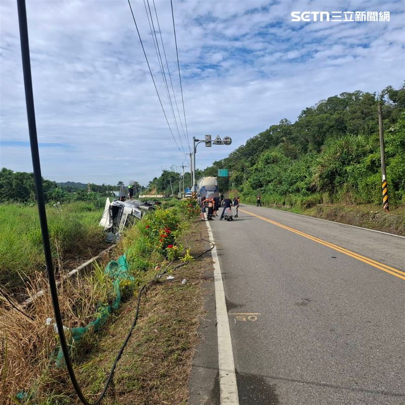 聯結車失控犁田翻覆，必須仰賴大型吊車到場排除。（圖／翻攝畫面）