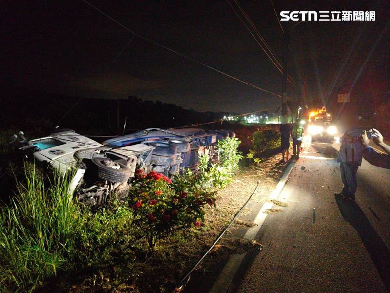 苗128線發生翻車事故，聯結車疑為閃動物，失控犁田。（圖／翻攝畫面）